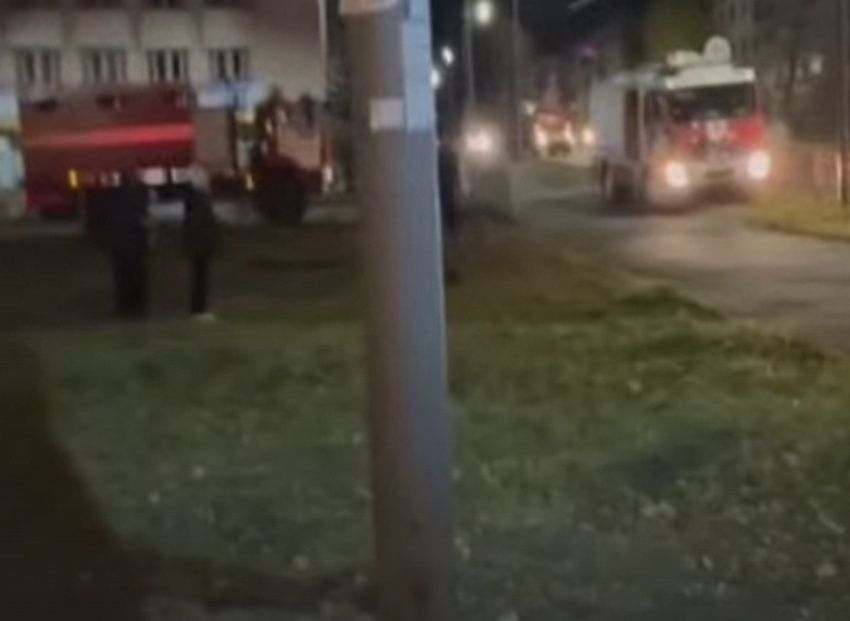 К больнице в Петрозаводске подъехало множество пожарных машин