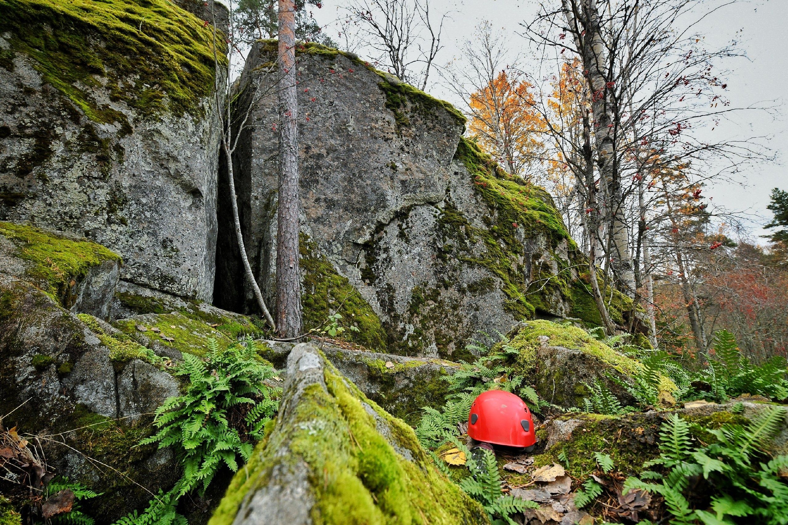 Археологи изучают старинную пещеру в Приладожье