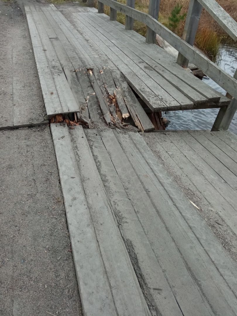 В карельском селе начали разбирать обрушившийся мост