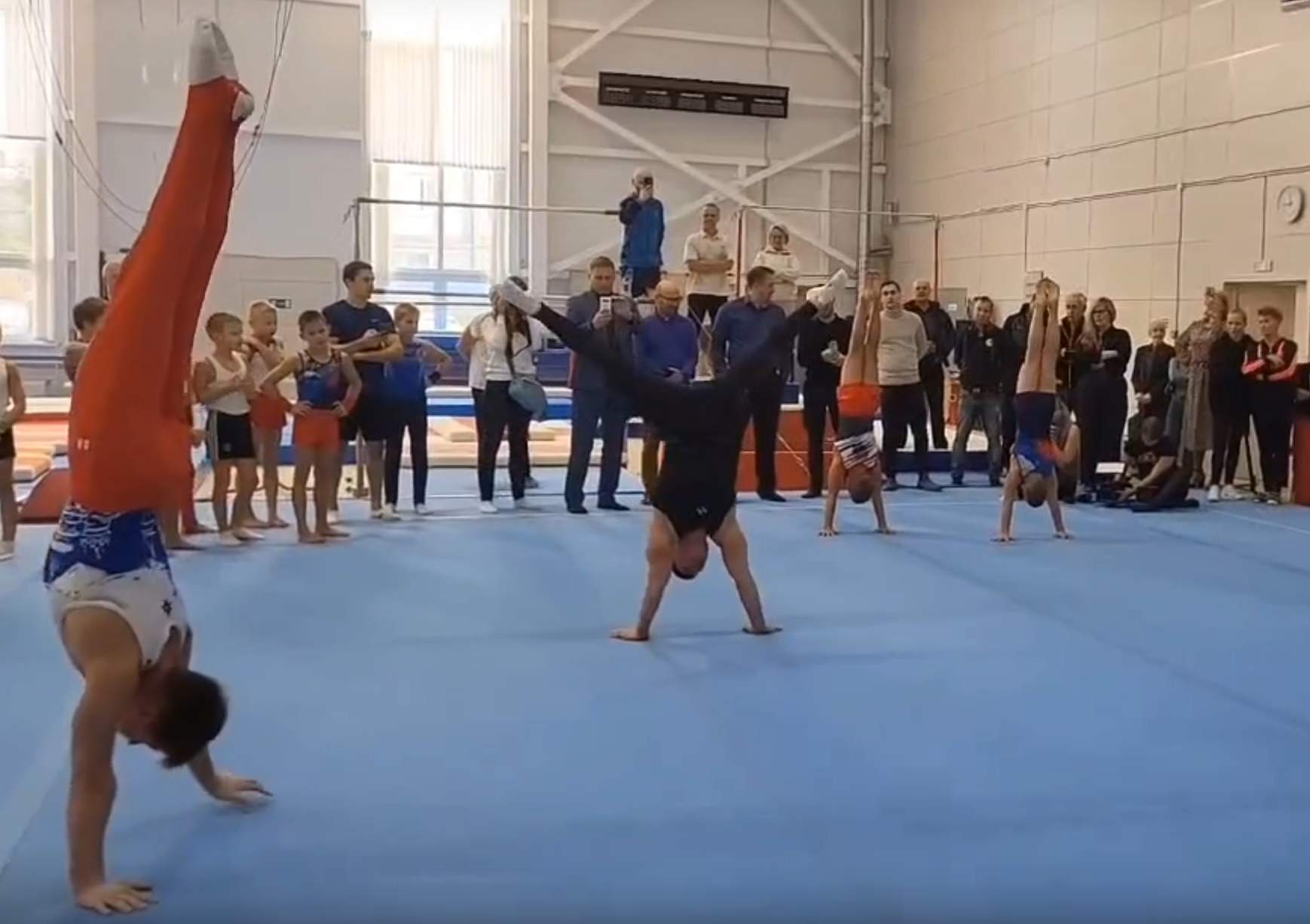 Именитые карельские спортсмены выяснили, кто из них лучший в стойке на руках