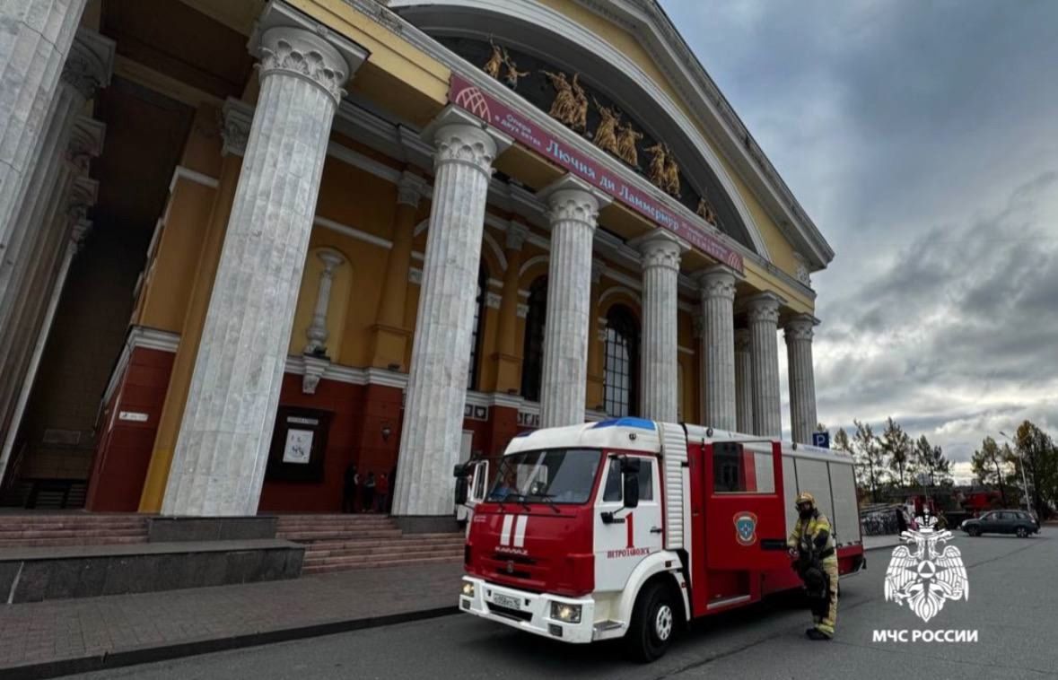 Пожарные машины подъехали к Музыкальному театру Карелии