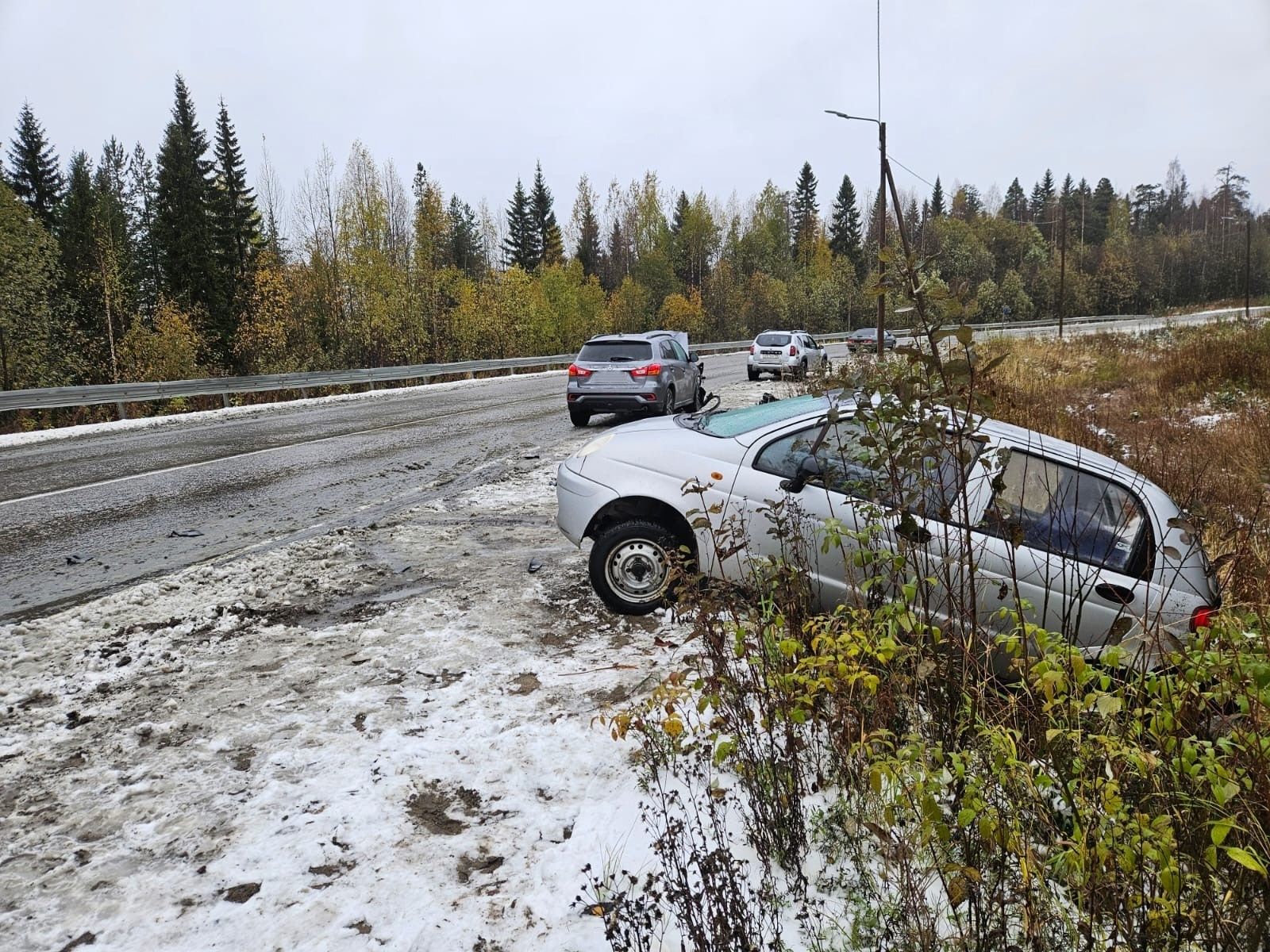 Женщина-водитель пострадала в ДТП на заснеженной трассе в Карелии