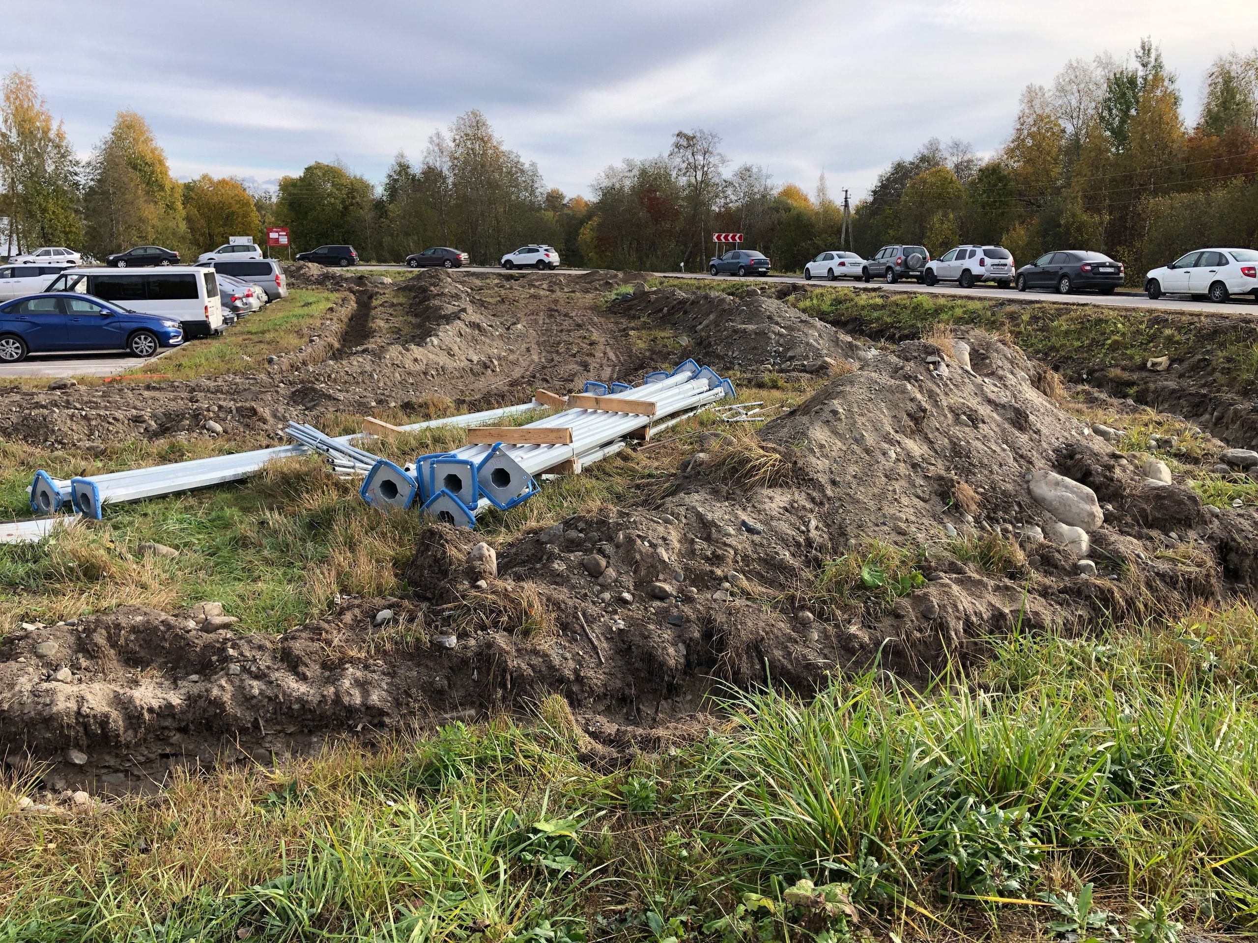 На автомобильной стоянке около острова Кижи сделали освещение