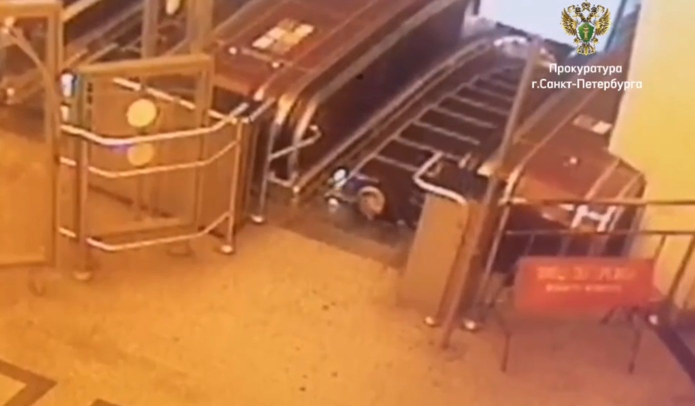 В Петербурге пальцы четырехлетнего ребенка зажал эскалатор в метро