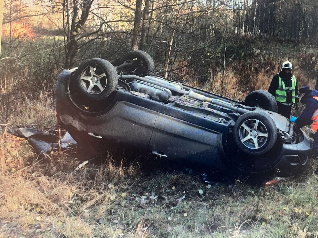 На трассе в Карелии автомобиль вылетел в кювет и перевернулся