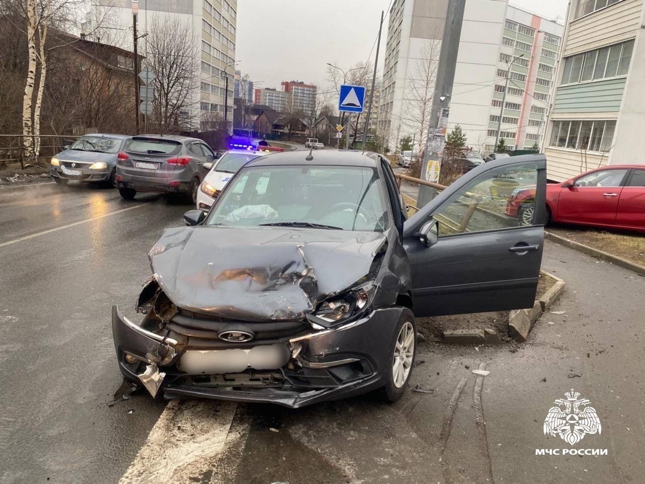 Машины разбросало, есть пострадавшие: в Петрозаводске жестко столкнулись два легковых автомобиля