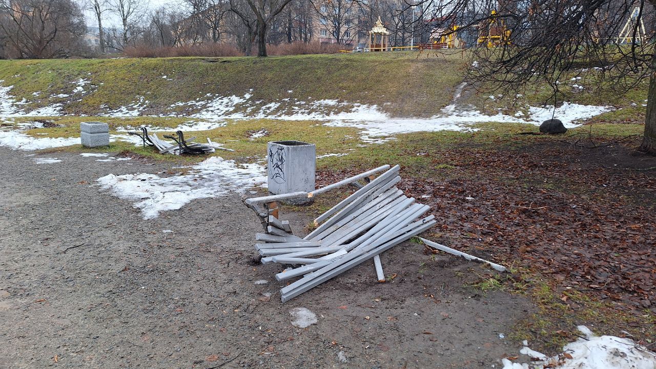 Вандалы сломали две скамейки в парке Петрозаводска