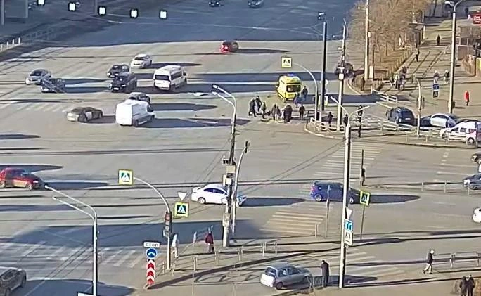 Водитель сбил пять человек на перекрестке в Челябинске и скрылся с места ДТП