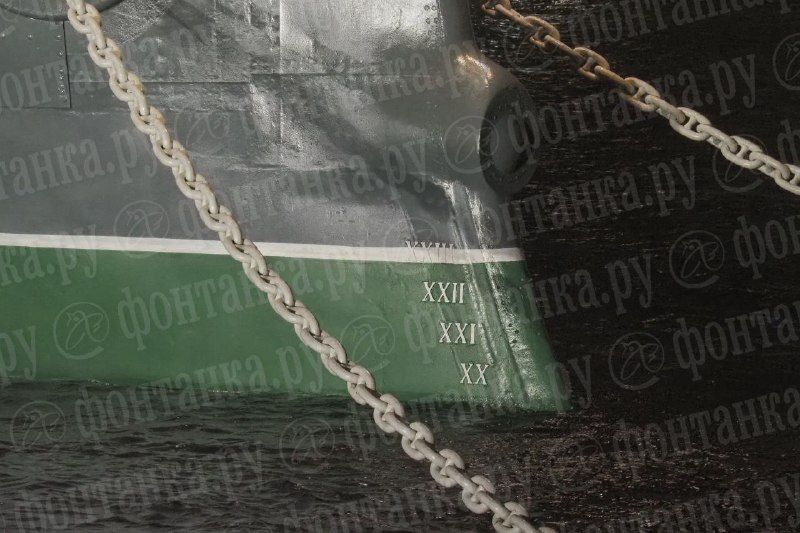 Из-за низкого уровня воды в Неве в Петербурге крейсер «Аврора» сел на мель