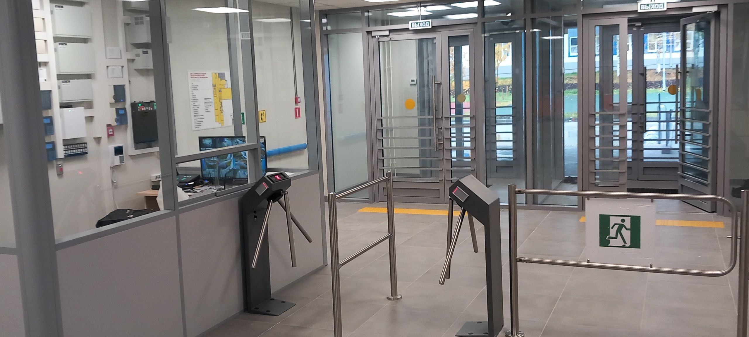 Школьных охранников обяжут иметь бронежилет и служебное оружие на случай ЧС