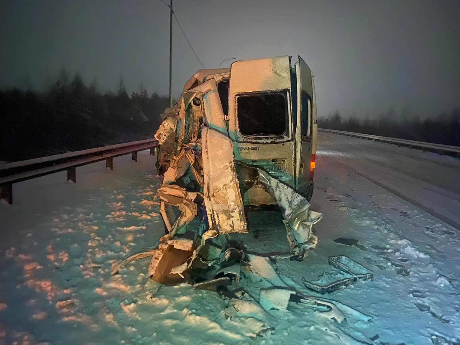 На трассе «Кола» в Карелии жестко столкнулись микроавтобус и фургон