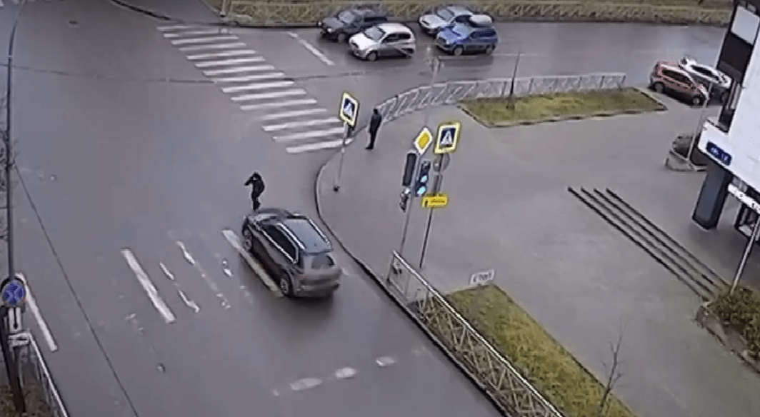 Пожилого мужчину жестко сбили на пешеходном переходе в Петрозаводске