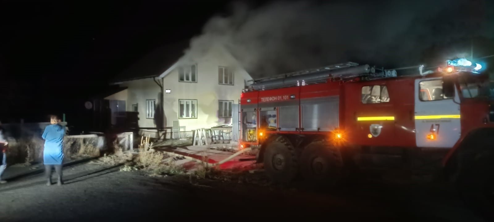 Спасатели тушили пожар в двухэтажном доме в Прионежье