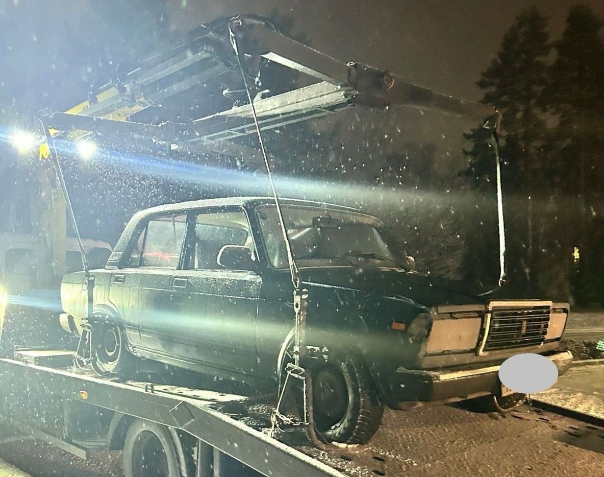 В Петрозаводске юный лихач без прав устроил ночной дрифт на парковке