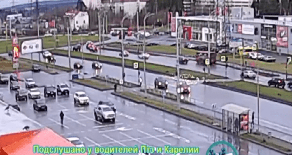 Прицеп едва не зацепил пешехода на Древлянке