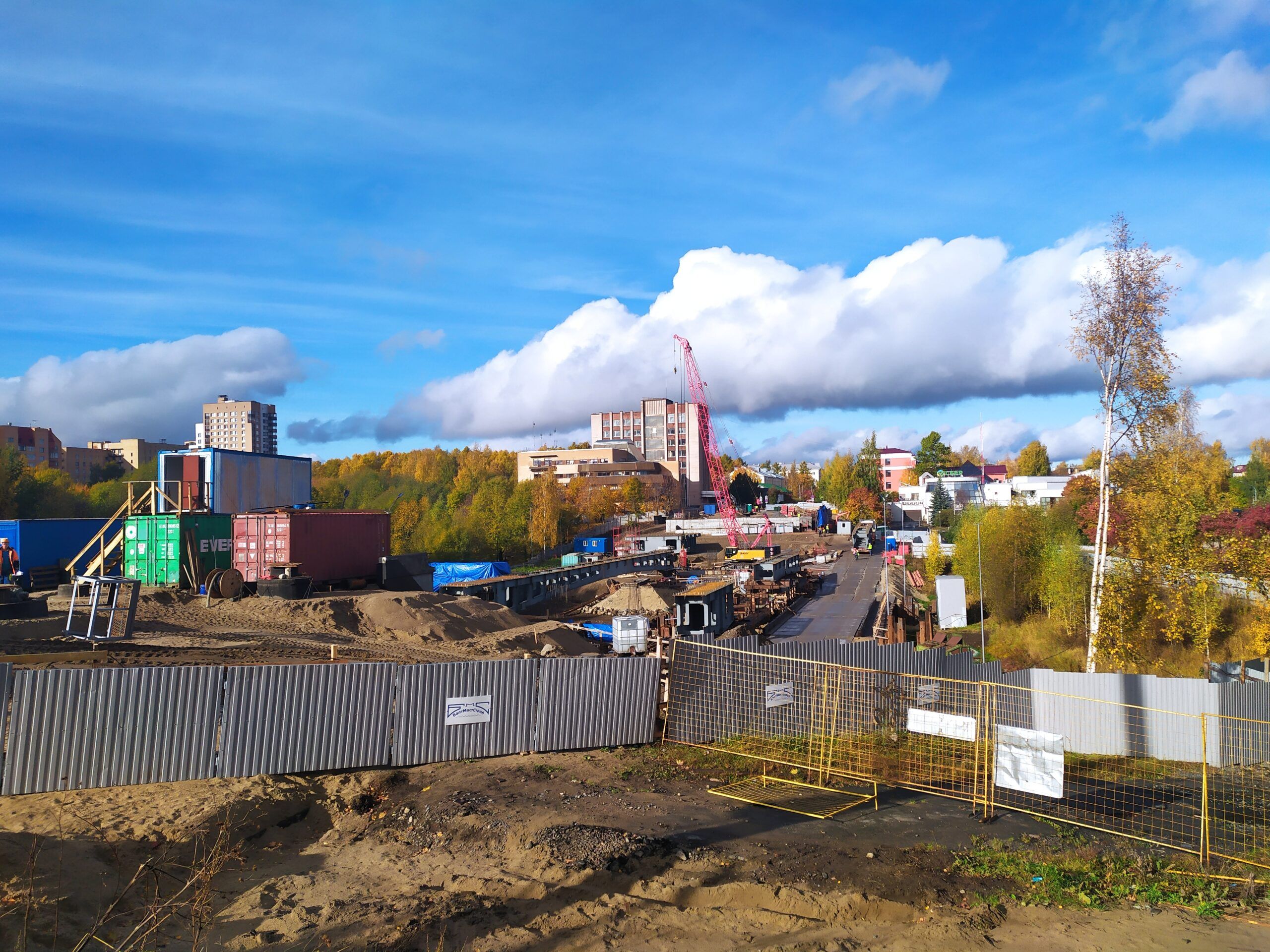 Работавший на Лобановском мосту крановщик скончался во время обеда
