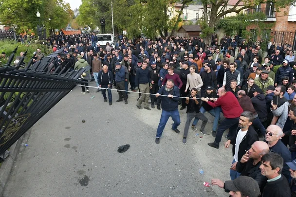 Россиян просят не ездить в Абхазию, где сейчас проходят протесты Россиян просят не ездить в Абхазию, где сейчас проходят протесты