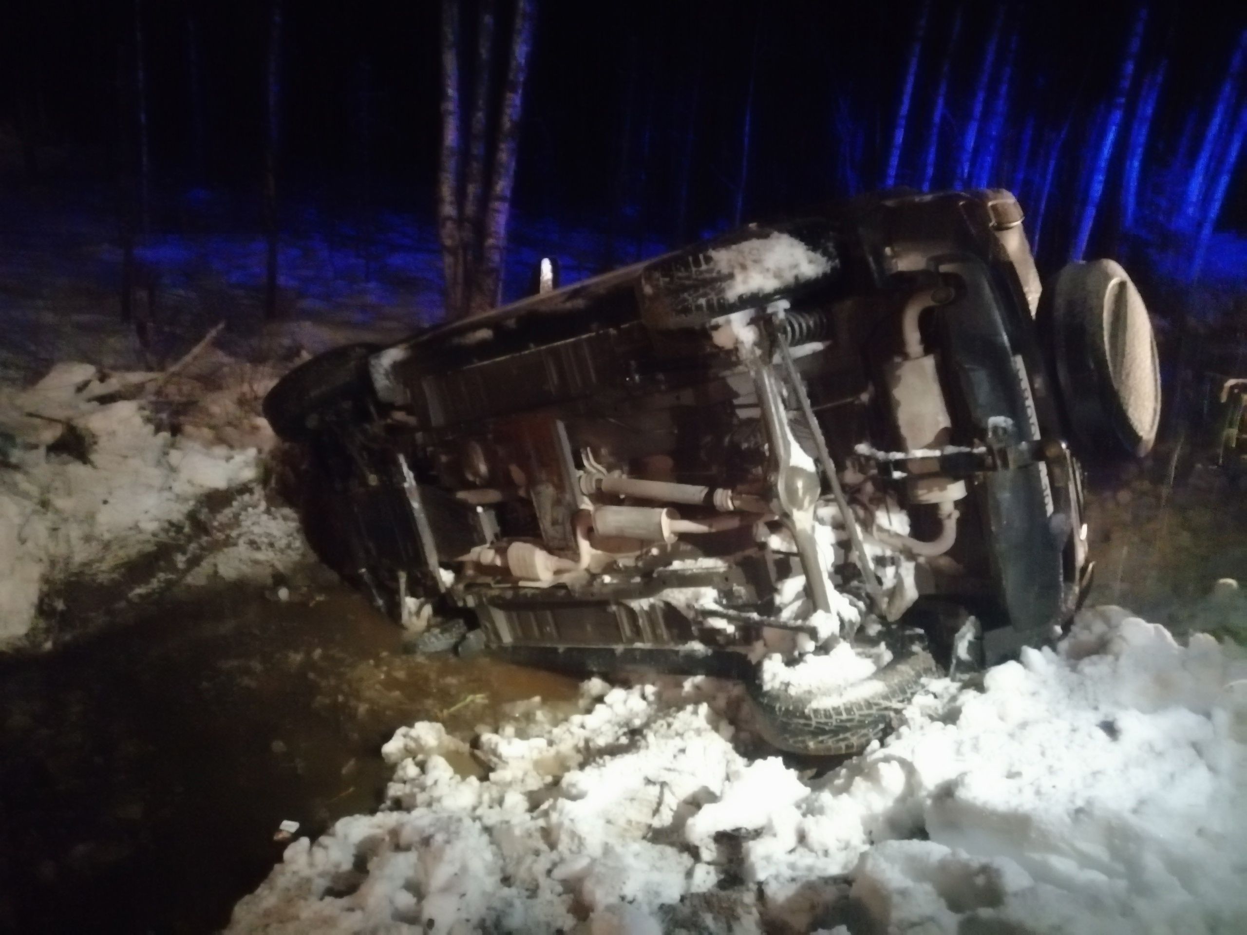 На трассе в Карелии «Лада Нива» перевернулась в кювете