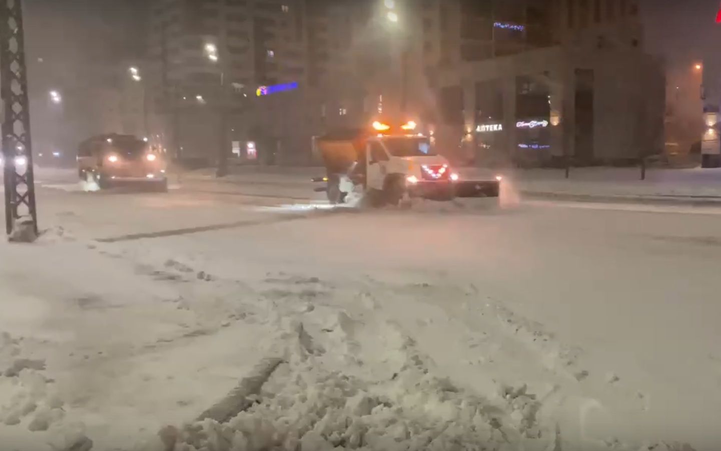 Дорожная техника продолжает уборку снега в Петрозаводске