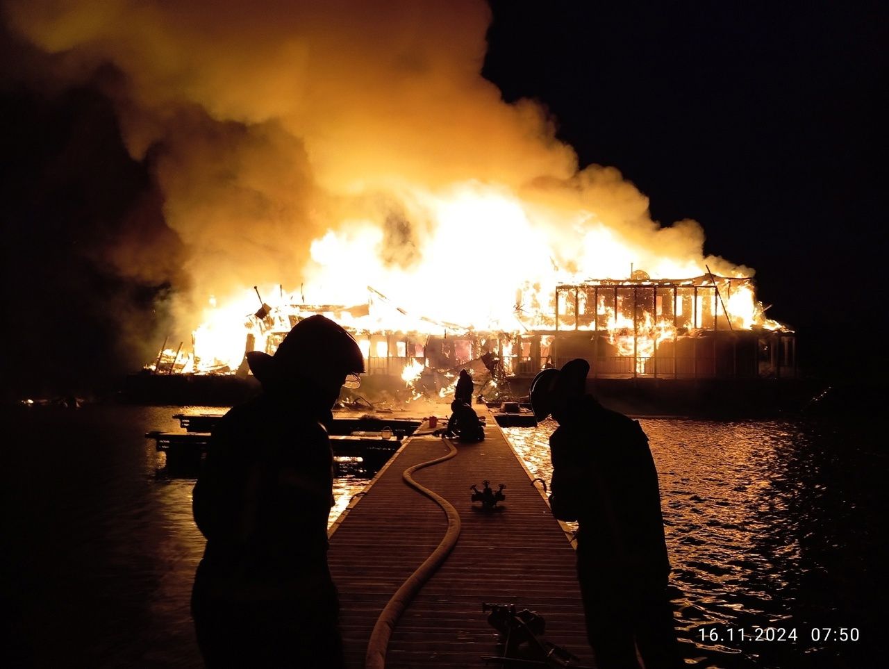 Стали известны подробности пожара, уничтожившего плавучую гостиницу в городе Сортавала