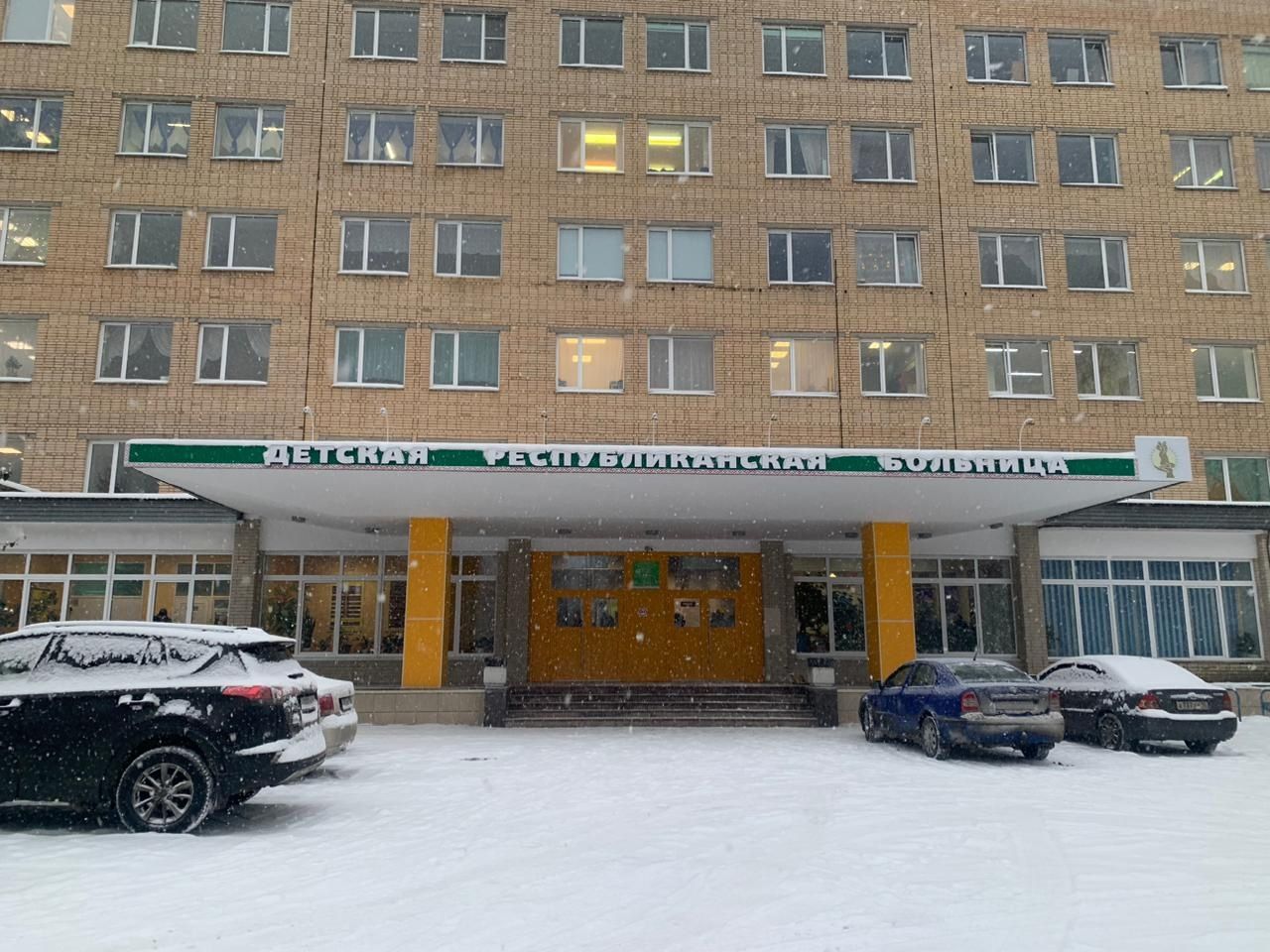 Мальчик попал в больницу после падения  с лестницы возле магазина