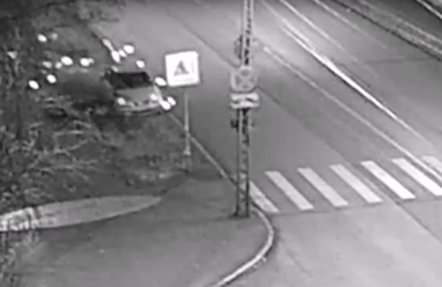 В Петрозаводске автомобиль с искрами вылетел с дороги и сбил знак