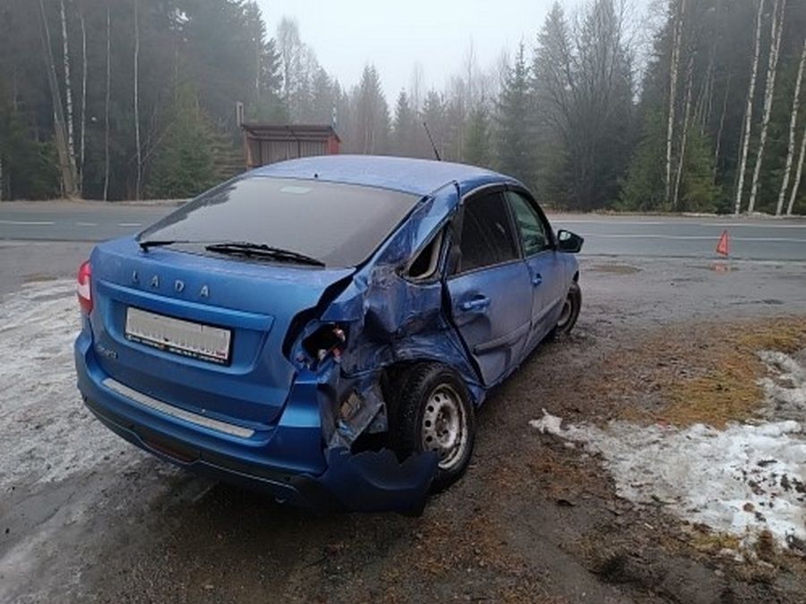 Два человека пострадали в столкновении автомобиля «Лада Гранта» с грузовиком в карельском поселке