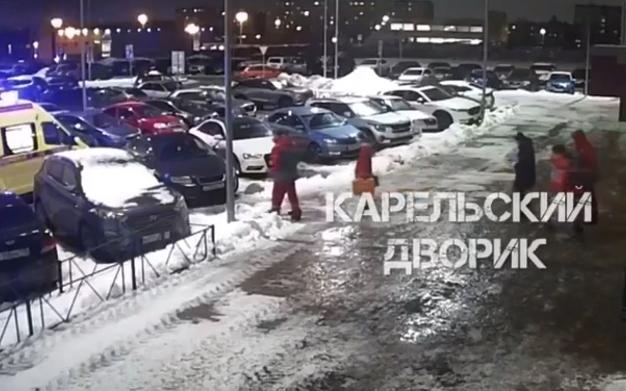 Стали известны новые подробности родов в подъезде дома в Петрозаводске