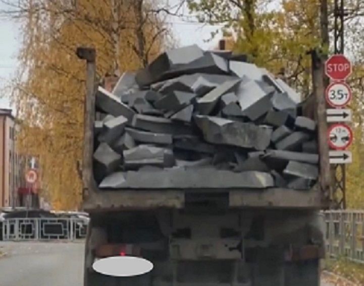 Полиция установила личность водителя, нарушившего правила перевозки грузов