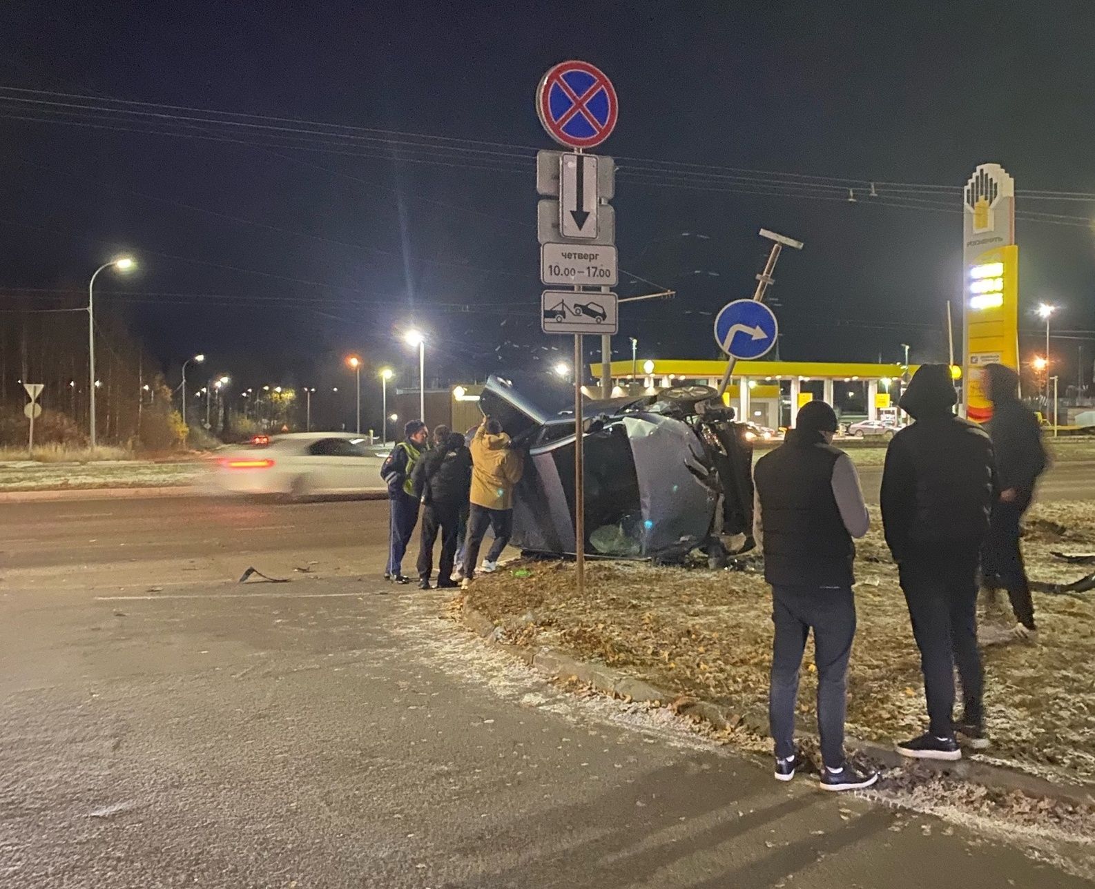 В Петрозаводске легковой автомобиль перевернулся на крышу после жесткого столкновения