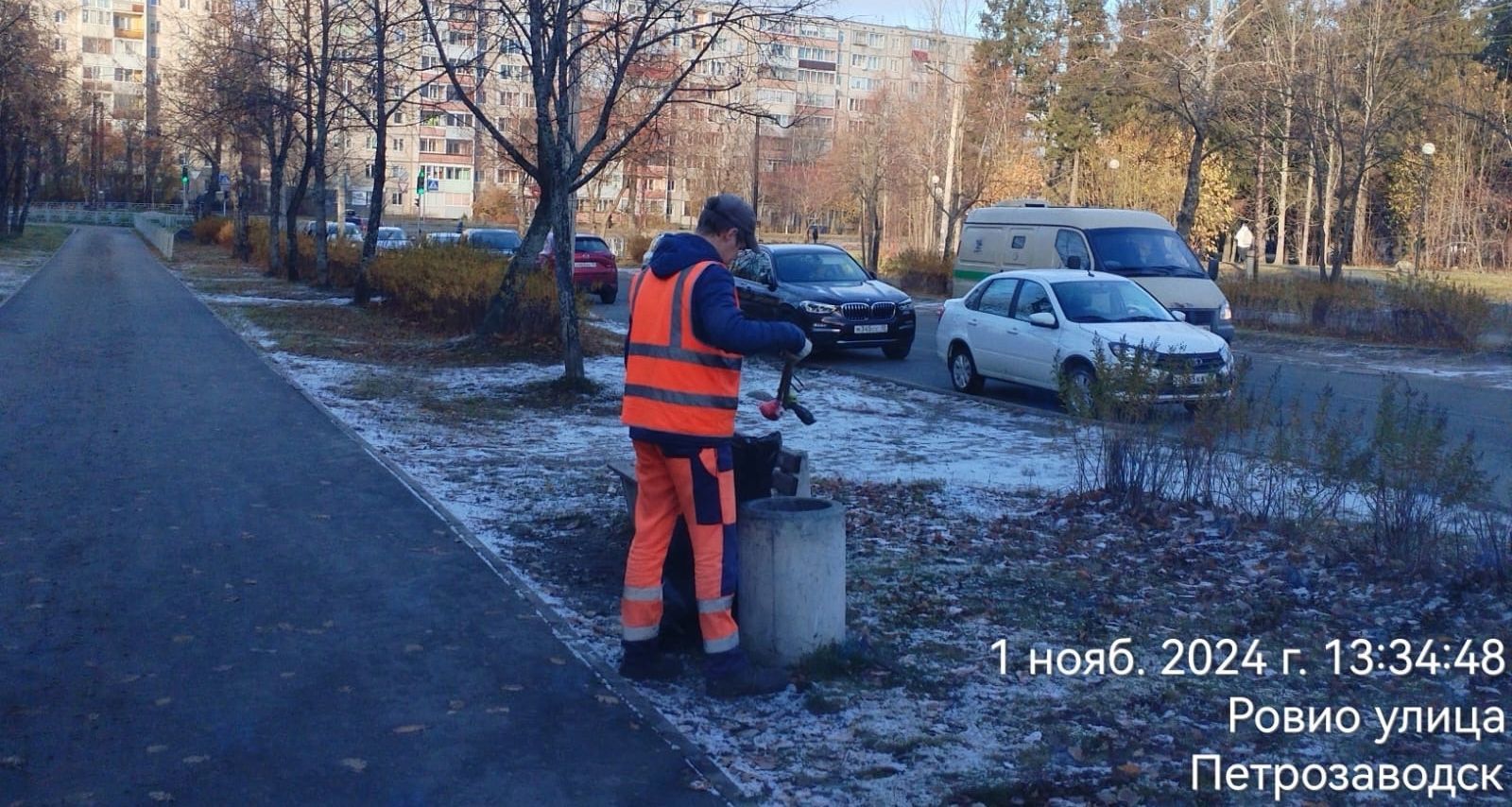 Улицы Петрозаводска начали обрабатывать противогололедными материалами