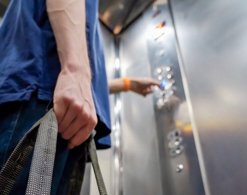 В Петербурге человека насмерть зажало лифтом