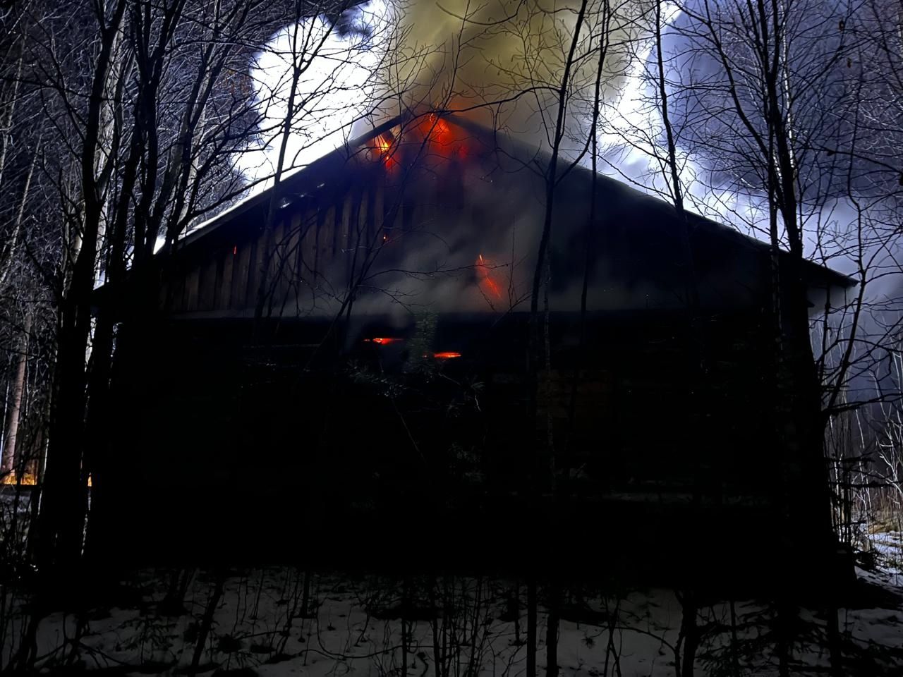На севере Карелии горело деревянное здание