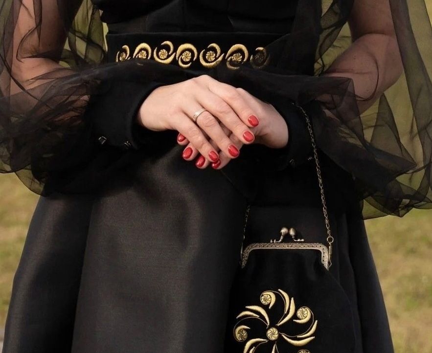 Платья с золотным шитьем из Карелии представят на международном конкурсе дизайнеров одежды