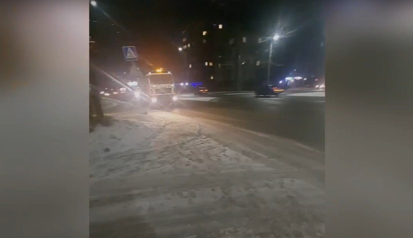 В Петрозаводске дороги начали обрабатывать противогололедными материалами