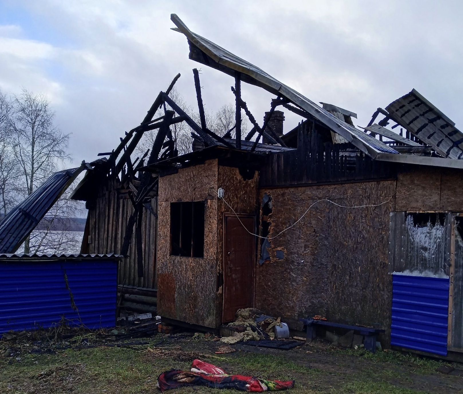 Пожар уничтожил дом подростка-сироты в Пряже