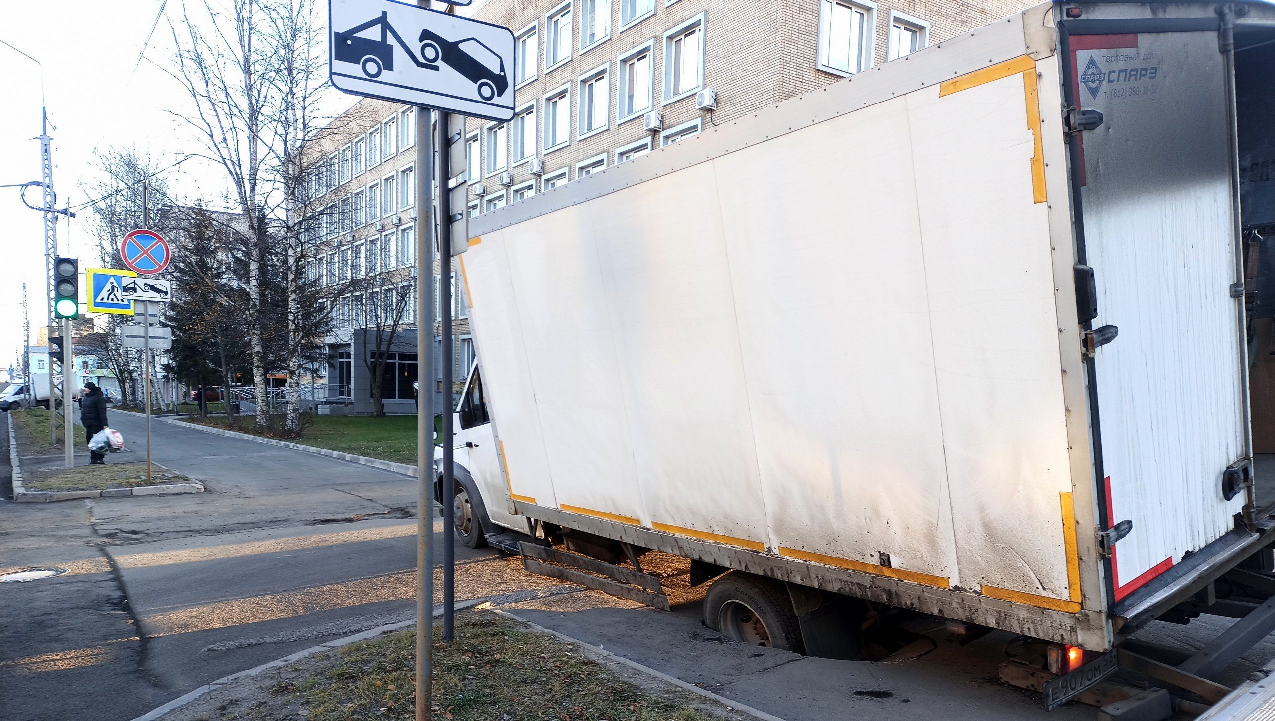 Асфальт провалился под фургоном в центре Петрозаводска