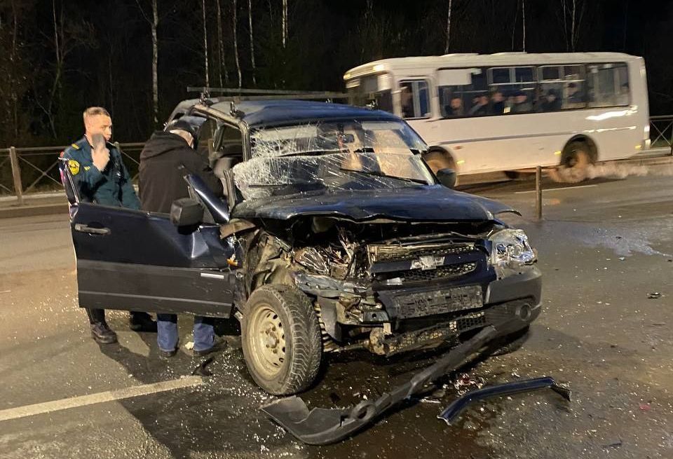 На объездной под Петрозаводском пенсионер на «Ниве» врезался в эвакуатор