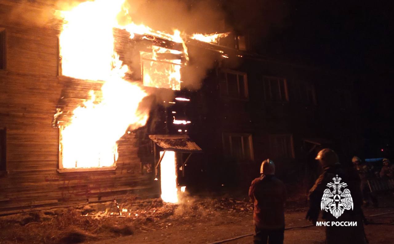 Пожарный получил серьезные травмы после падения трубы на пожаре в Петрозаводске