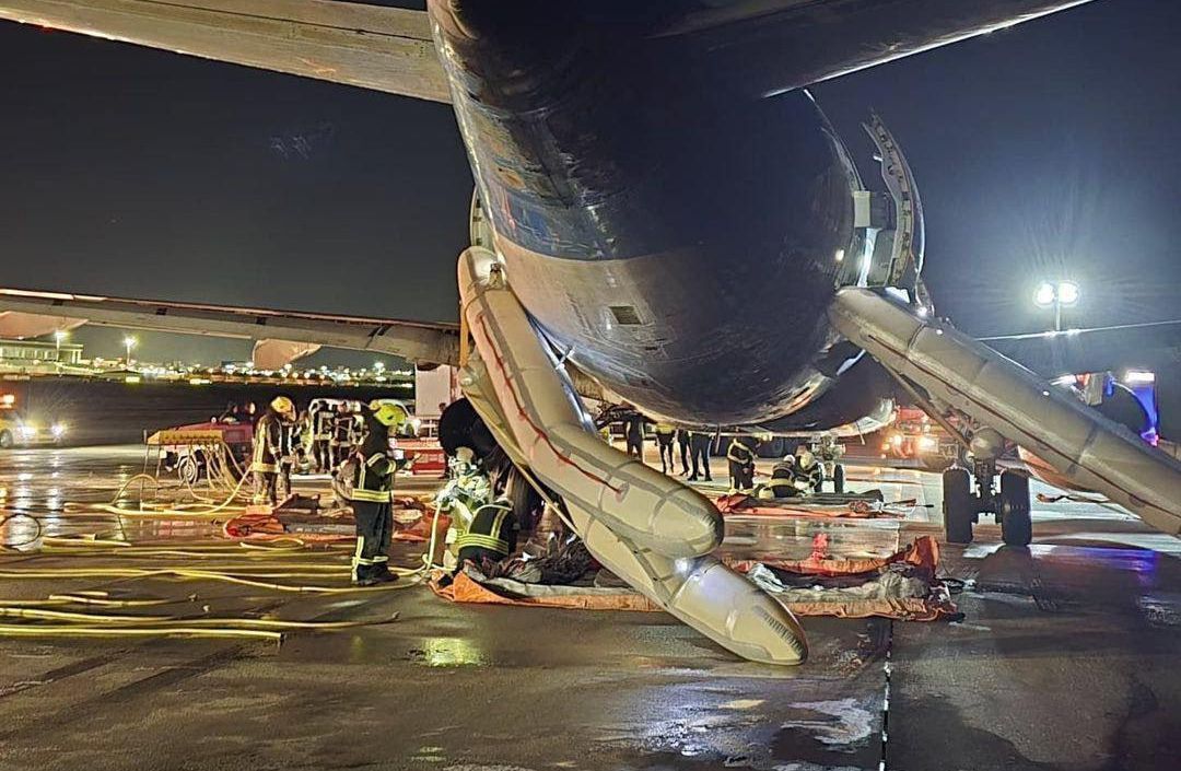 Российский самолет Sukhoi Superjet 100 загорелся при посадке в Турции