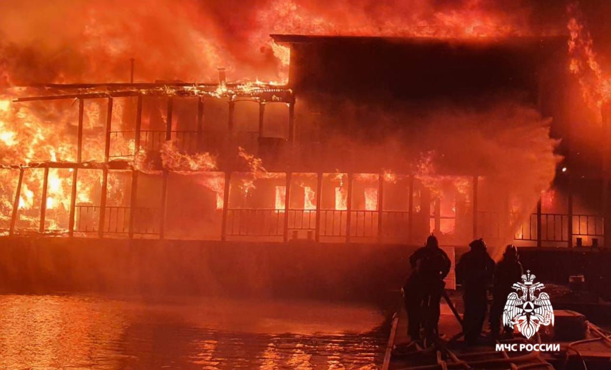 Плавучая гостиница горела в Приладожье сегодня утром