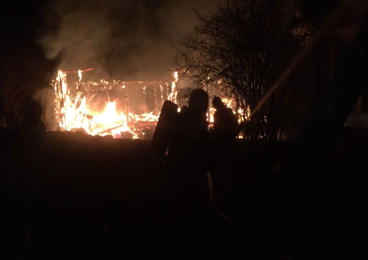 В Прионежском районе ночью сгорела дача, пламя перекинулось на соседний дом