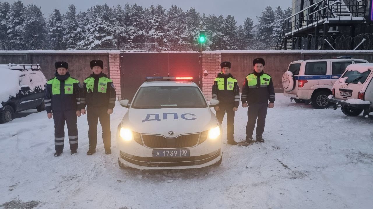 В Карелии полицейские помогли достать пассажиров из перевернутого автобуса