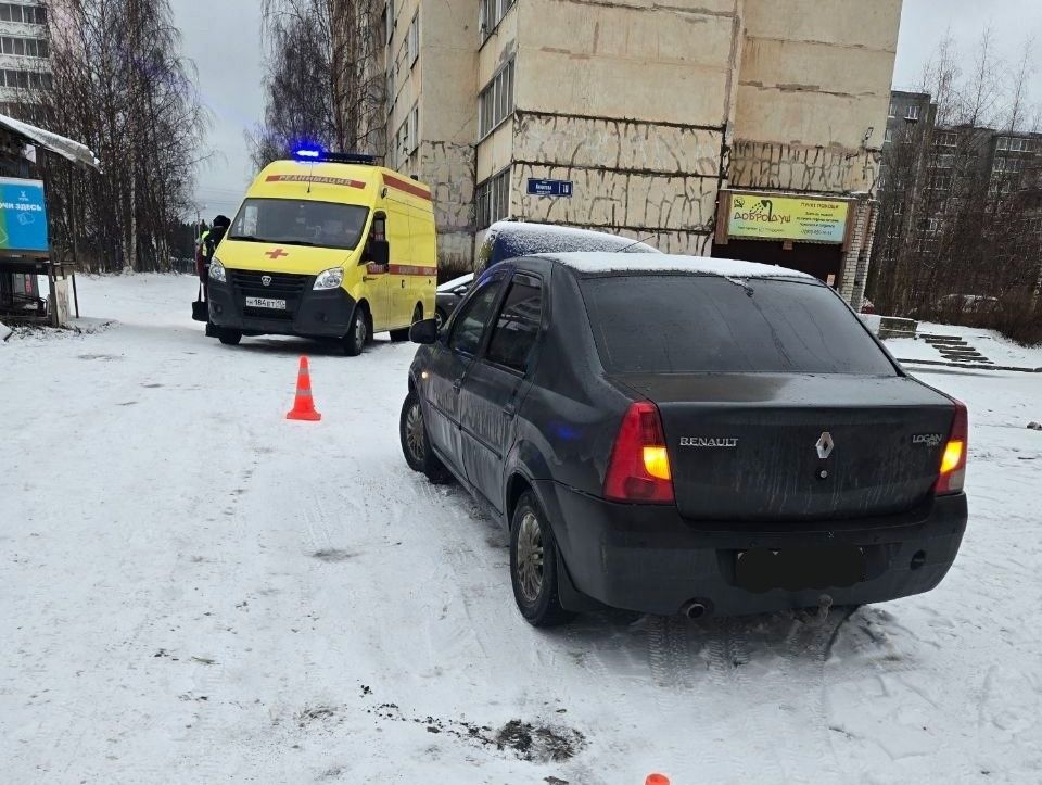 В Петрозаводске водитель задним ходом сбил 69-летнего пешехода