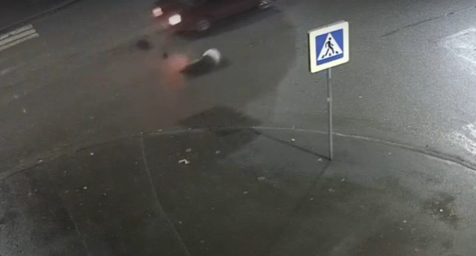 В Кондопоге автомобиль на полной скорости сбил мужчину на пешеходном переходе