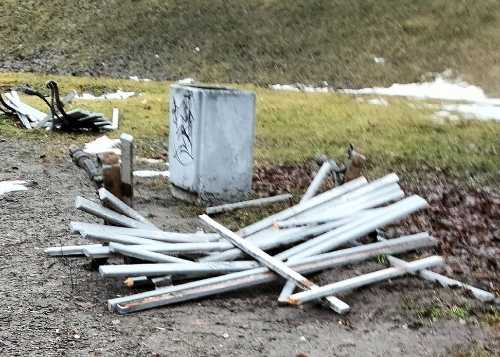 В парке в центре Петрозаводска сломали скамейки