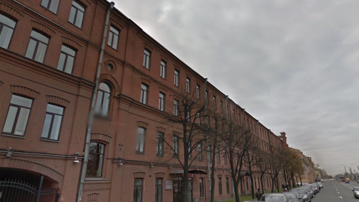 В Петербурге 16-летняя школьница в день рождения сорвалась с крыши и разбилась