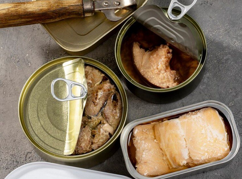 В «Пятерочке» и «Дикси» обнаружили консервы с личинками червей