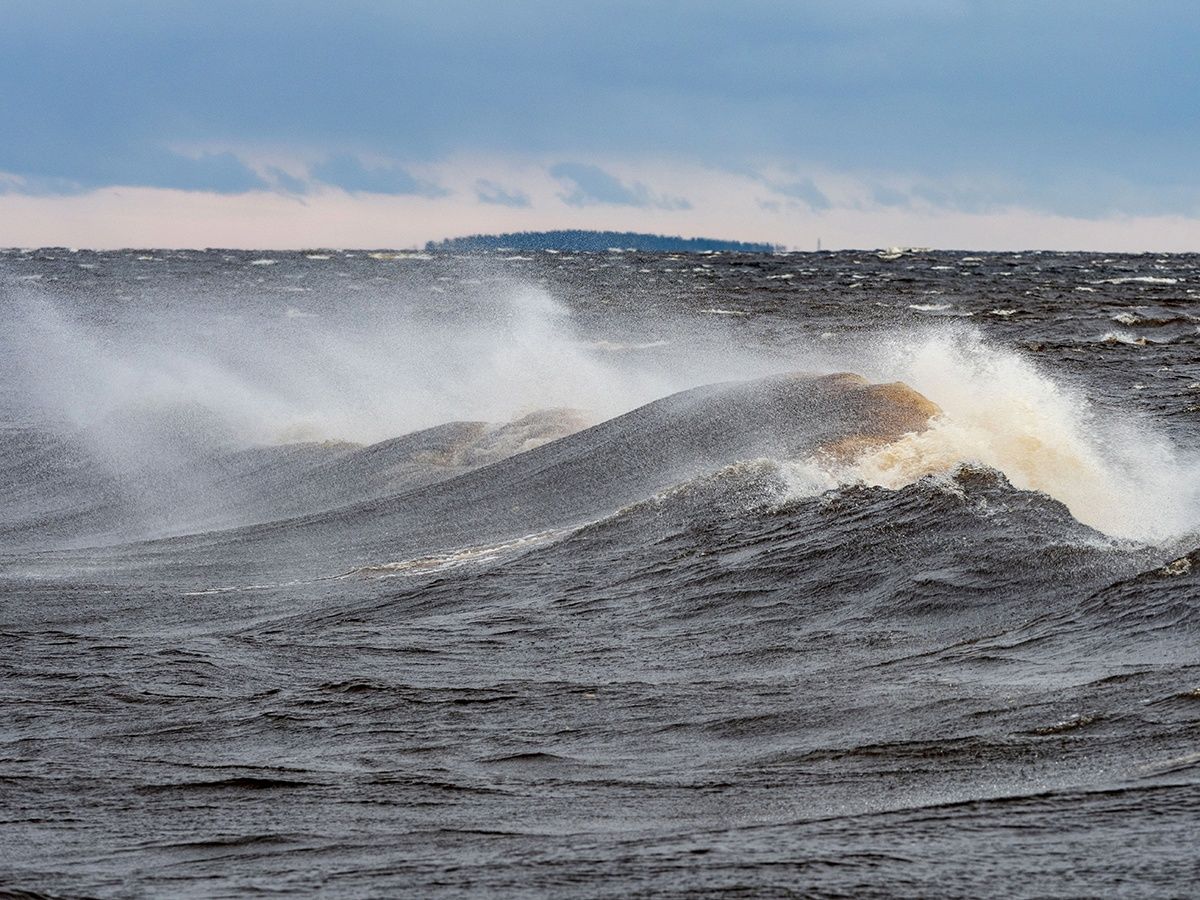 В Онежском озере перевернулся катер с рыбаками