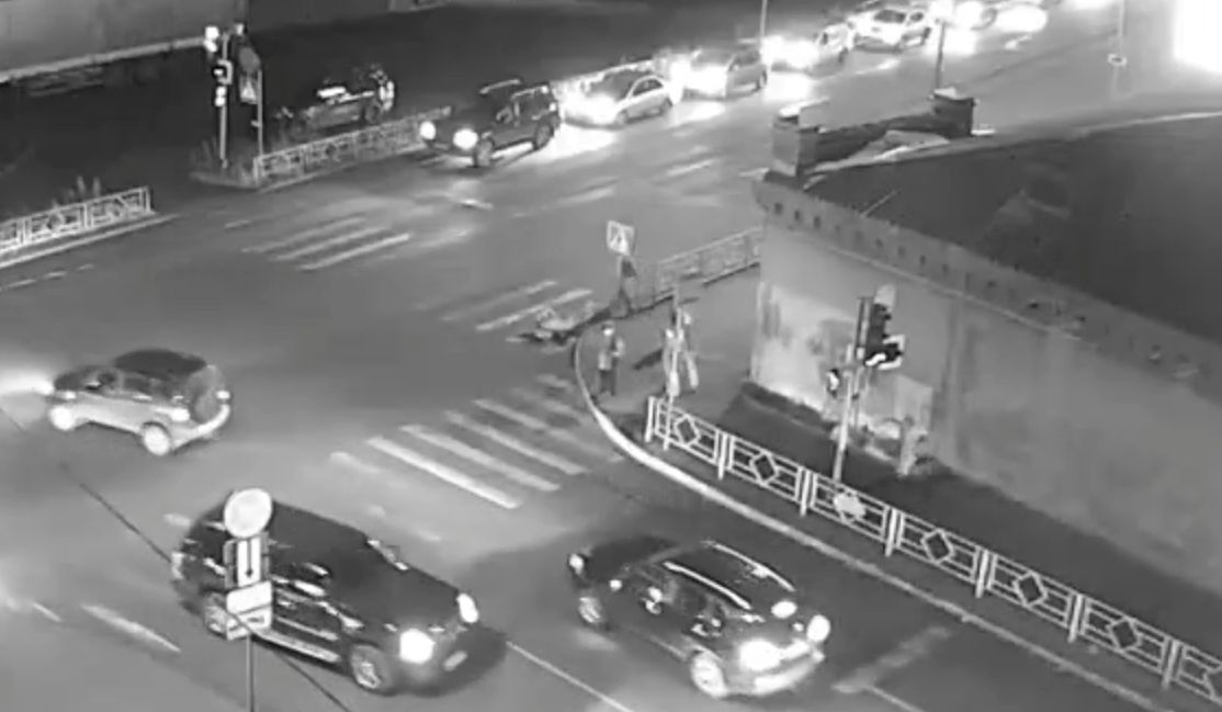 В Петрозаводске неадекватный мужчина толкнул ребенка на проезжую часть